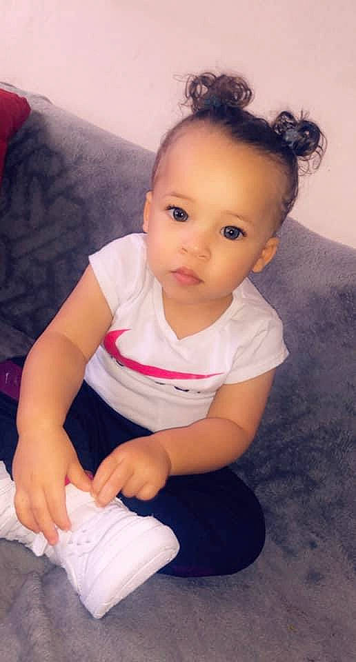 Mayla a rejoint le concours — aidez-le/la à gagner de superbes lots ! arm, baby_toddler_clothing, cheek, elbow, eye, eyelash, finger, flash_photography, hair, happy, head, joint, knee, lip, organ, person, shoulder, skin, sleeve, thigh