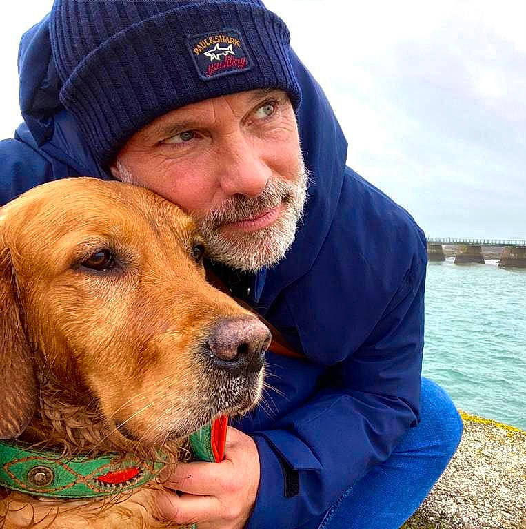 Zack participe au concours pour gagner de l'argent avec cette photo : beard, canidae, cap, carnivore, cloud, companion_dog, dog, dog_breed, face, fun, happy, lake, liver, recreation, selfie, sky, smile, snout, sporting_group, water