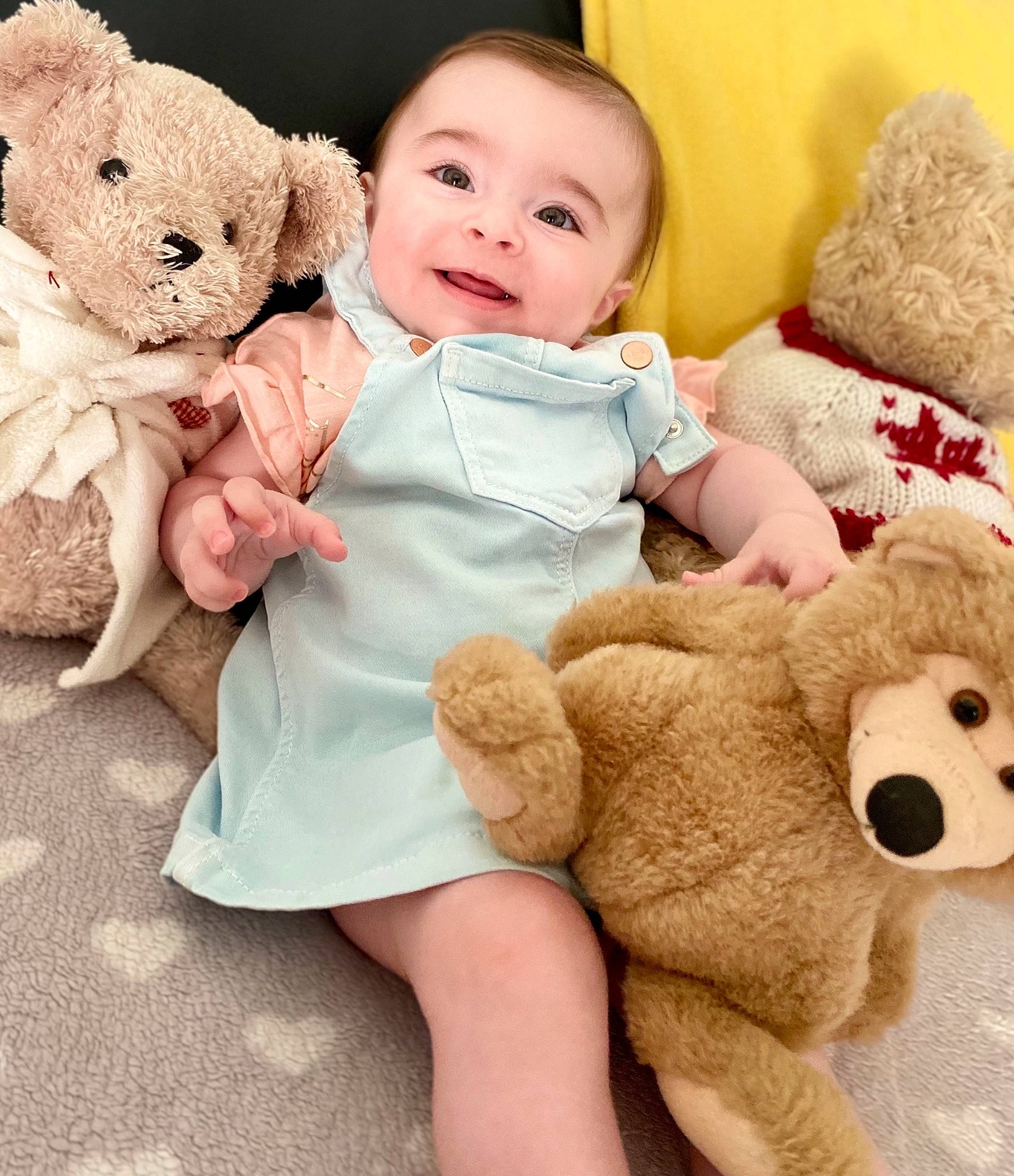 Chanel a rejoint le concours — aidez-le/la à gagner de superbes lots ! arm, baby_toddler_clothing, cheek, comfort, eye, facial_expression, finger, gesture, hand, happy, head, mammal, organ, person, photograph, skin, sleeve, smile, textile, toy