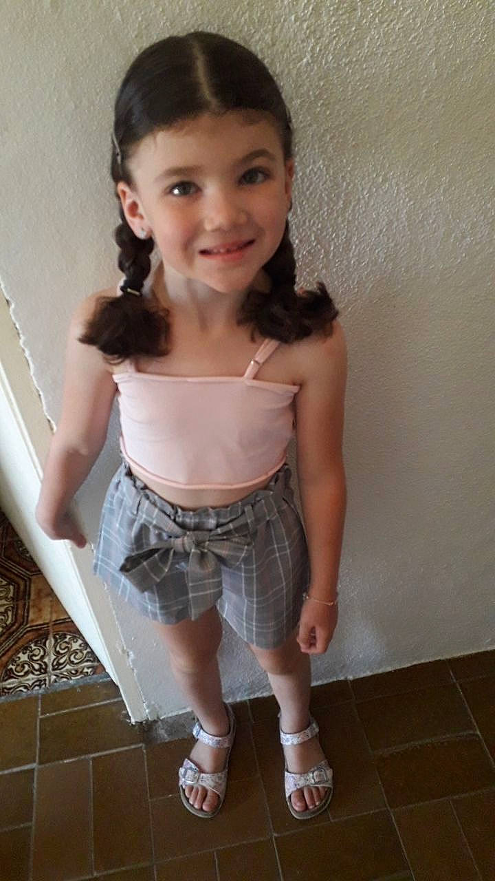 Eloïse participe au concours pour gagner de l'argent avec cette photo : arm, baby_toddler_clothing, cheek, cool, flash_photography, hair, hairstyle, head, human_body, joint, joy, knee, neck, person, shorts, shoulder, skin, sleeve, smile, thigh