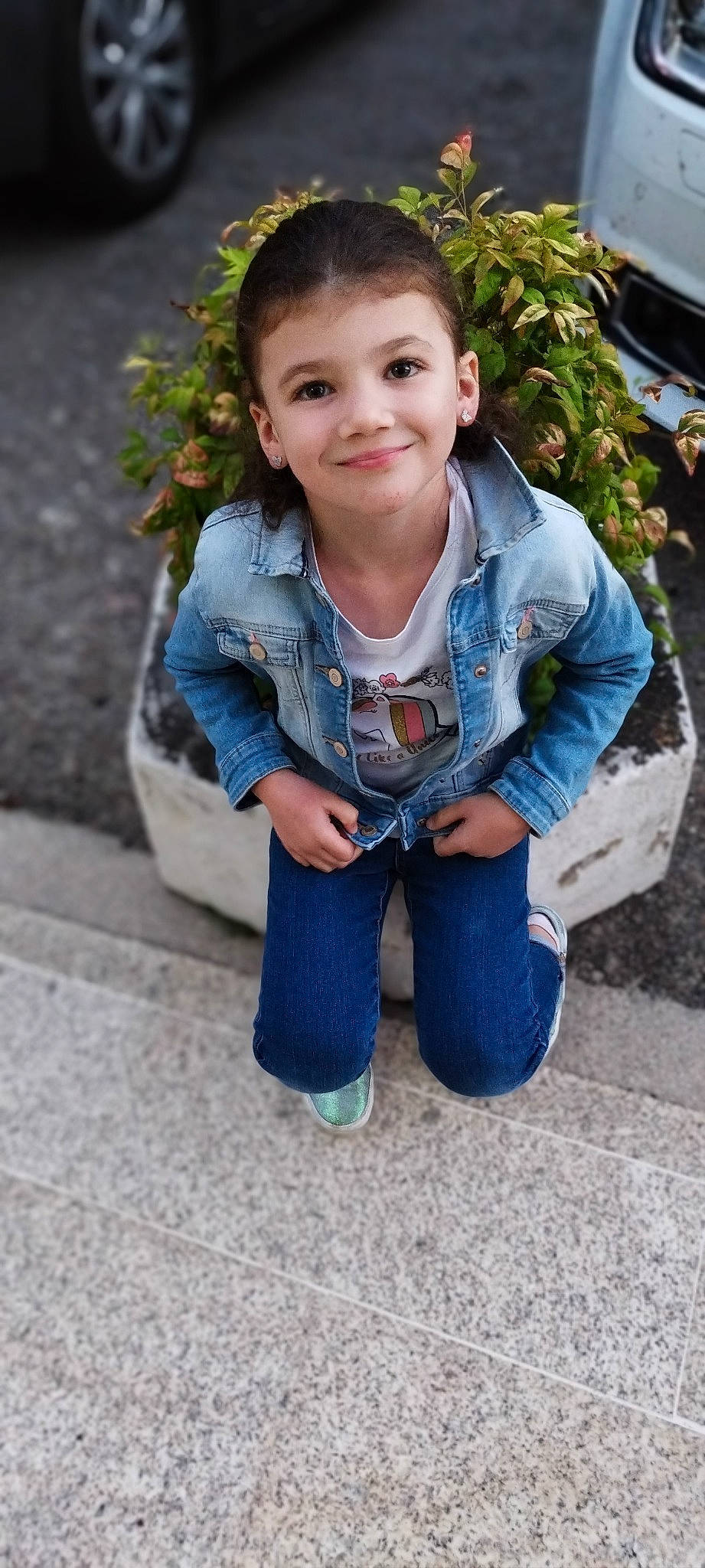 Eloïse participe au concours pour gagner de l'argent avec cette photo : brown_hair, child, clothing, denim, electric_blue, fashion_accessory, garden, grass, happy, jewellery, joy, leisure, pattern, person, plant, portrait_photography, sitting, sleeve, smile, t_shirt