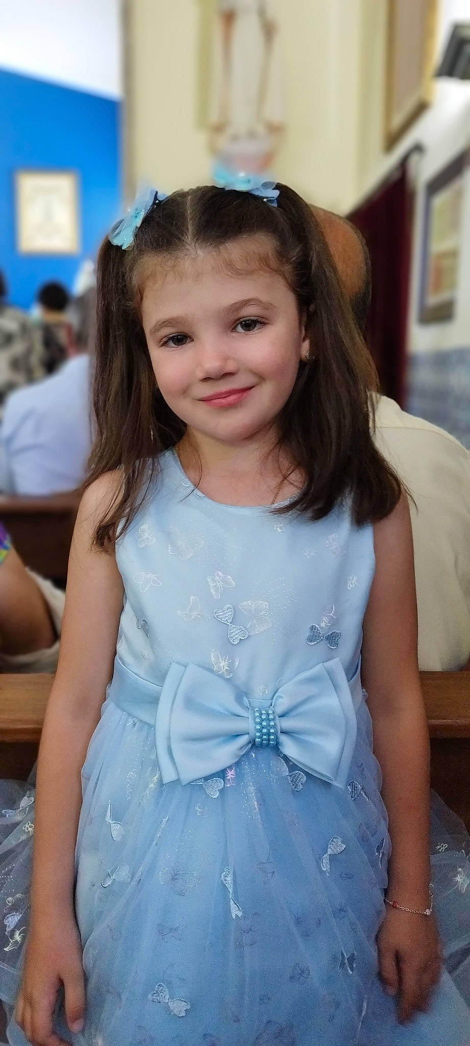 Eloïse participe au concours pour gagner de l'argent avec cette photo : blue, child, day_dress, dress, embellishment, facial_expression, fashion, fashion_design, formal_wear, gown, hair, hairstyle, happy, iris, joy, one_piece_garment, person, photograph, shoulder, skin