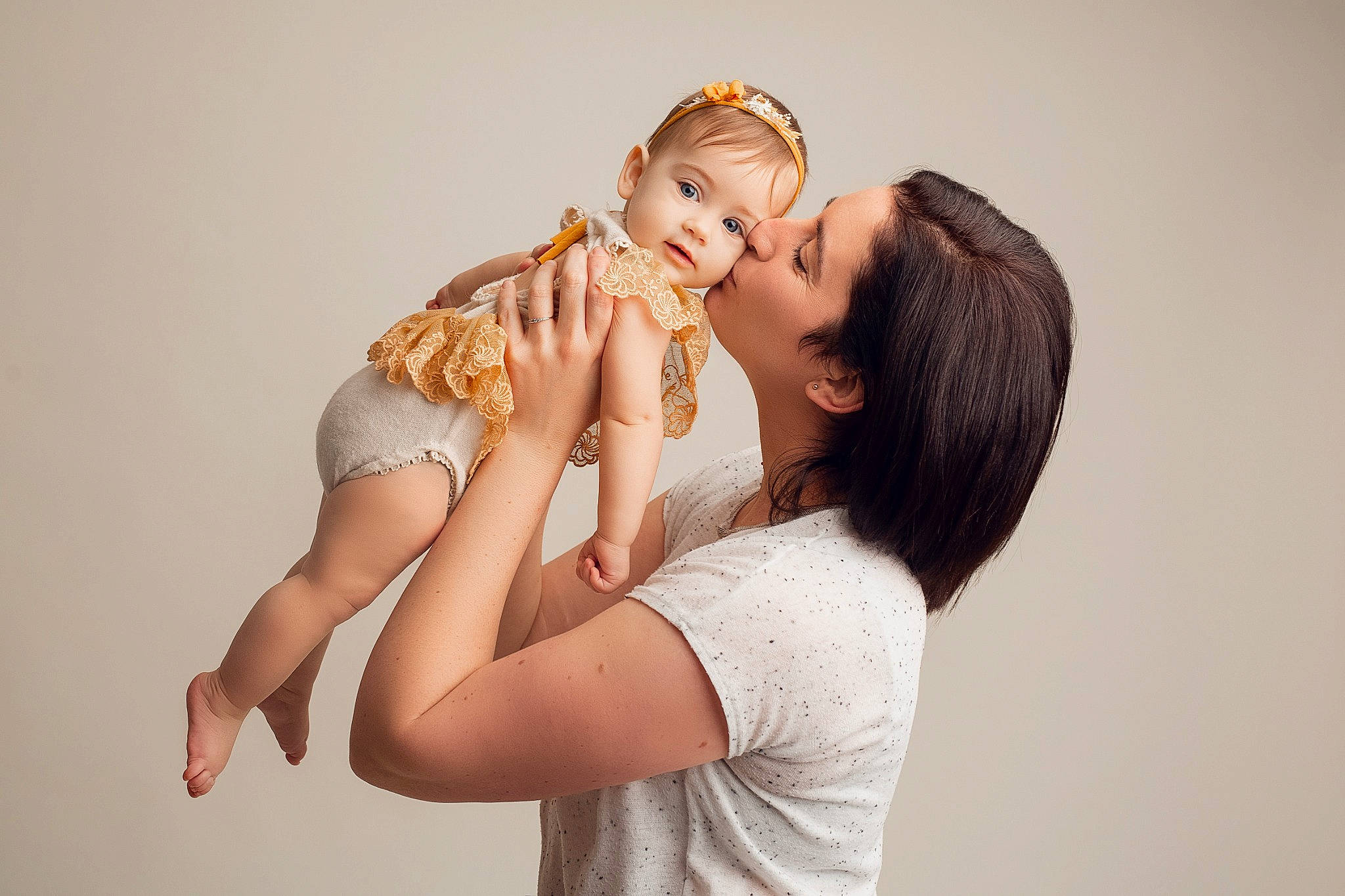 Moïra a rejoint le concours — aidez-le/la à gagner de superbes lots ! blond, bracelet, crown, elbow, embellishment, flash_photography, gesture, hair_accessory, headband, headpiece, hug, human, interaction, kiss, love, person, photo_shoot, portrait_photography, romance, shoulder