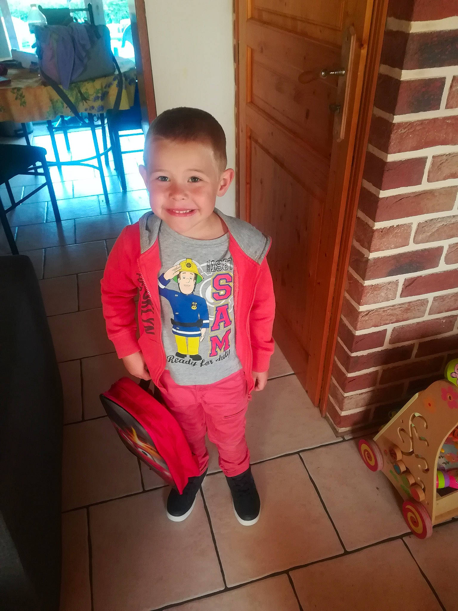 Timothé participe au concours pour gagner de l'argent avec cette photo : child, cool, day, fun, joy, outerwear, person, pink, play, product, skin, standing, textile, toddler