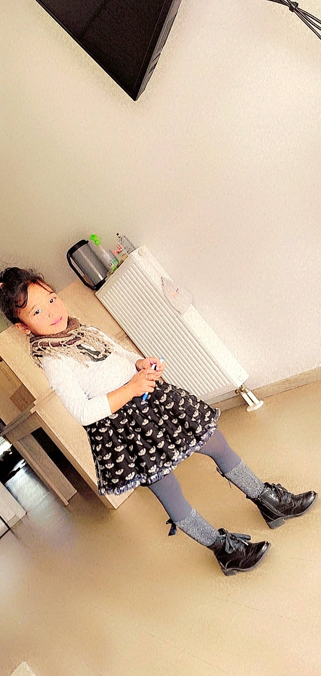 Yousra participe au concours pour gagner de l'argent avec cette photo : art, ceiling, comfort, drawer, eyewear, fashion_design, flooring, happy, human_leg, illustration, knee, office_equipment, paper_product, pattern, person, room, sandal, sitting, sock, thigh