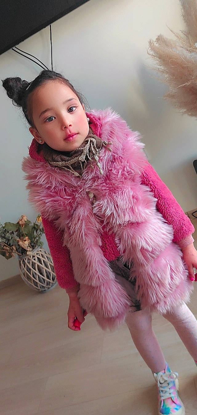 Yousra a rejoint le concours — aidez-le/la à gagner de superbes lots ! baby_toddler_clothing, beauty, child, dress, eye, face, fashion_accessory, fashion_design, fur, fur_clothing, hair, head, headgear, lip, magenta, person, pink, plant, skin, sleeve