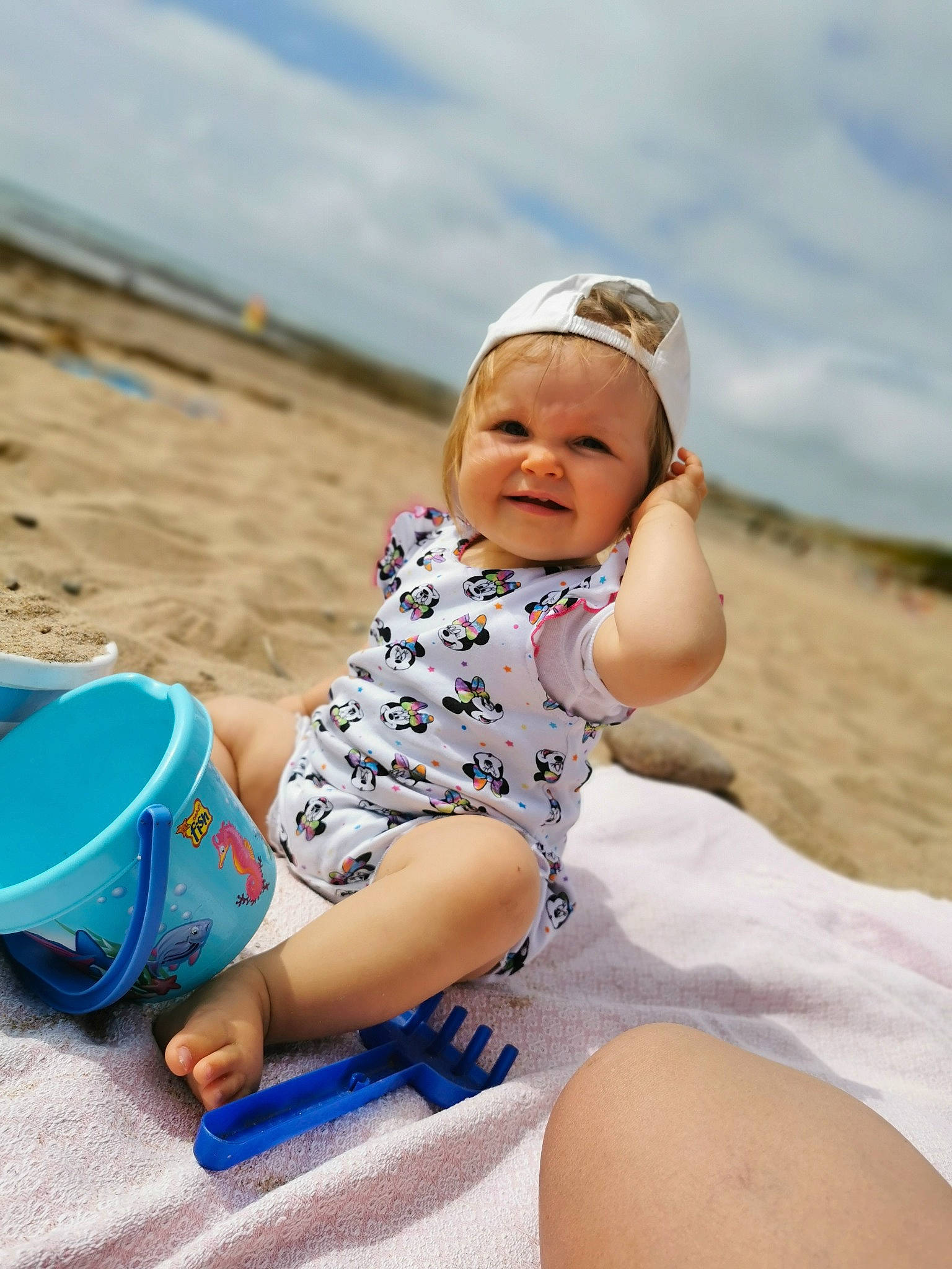 Camille participe au concours pour gagner de l'argent avec cette photo : baby, baby_toddler_clothing, beach, body_of_water, child, cloud, fun, happy, hat, headwear, human_leg, joy, landscape, leisure, people_in_nature, people_on_beach, person, sand, sky, summer