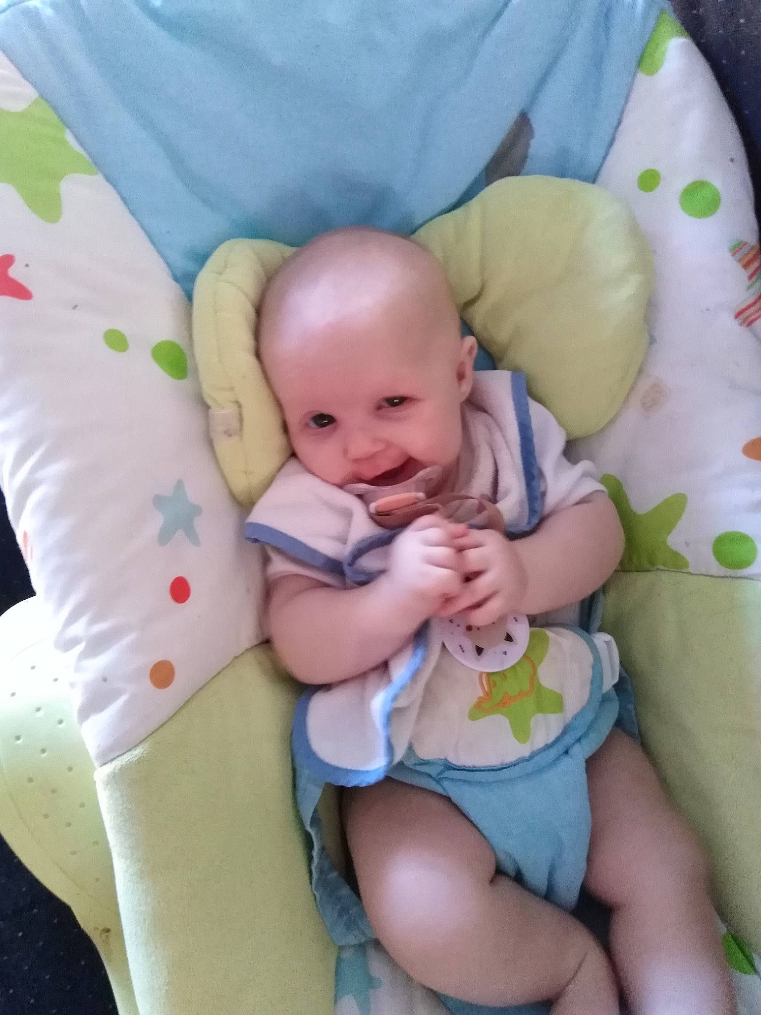 Léa a rejoint le concours — aidez-le/la à gagner de superbes lots ! baby, baby_products, baby_toddler_clothing, child, comfort, eye, face, finger, happy, head, person, pink, product, skin, sleeve, smile, stomach, textile, thigh, toddler