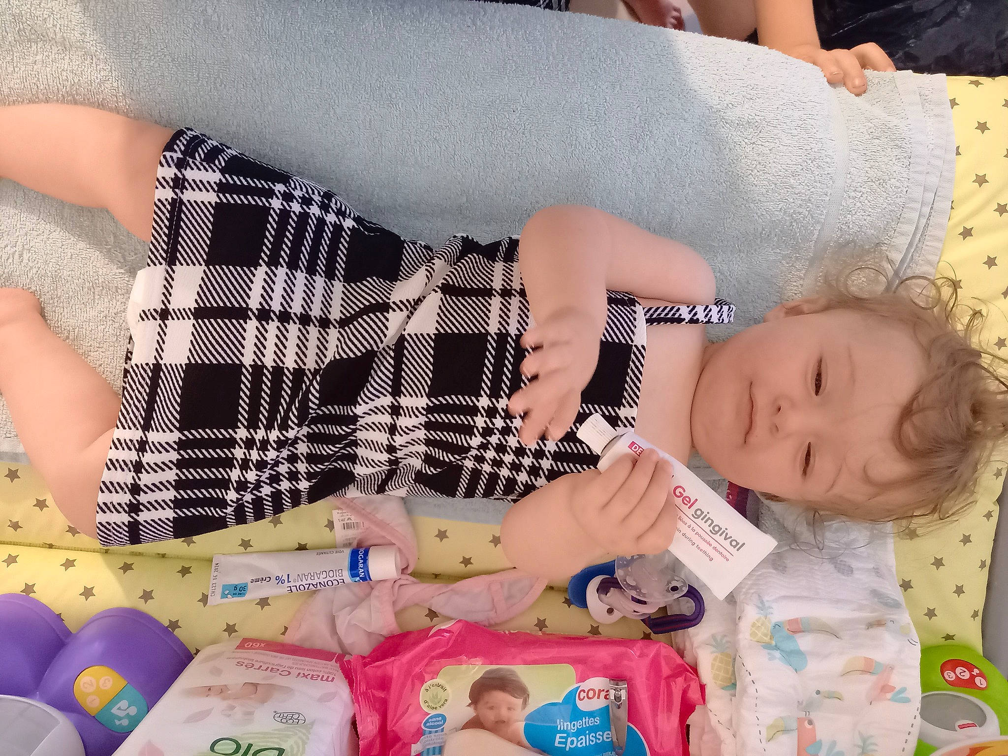 Letty a rejoint le concours — aidez-le/la à gagner de superbes lots ! baby, baby_toddler_clothing, beauty, child, comfort, fashion_accessory, finger, gesture, happy, human_leg, nail, pattern, person, plaid, product, room, tartan, textile, thigh, toddler