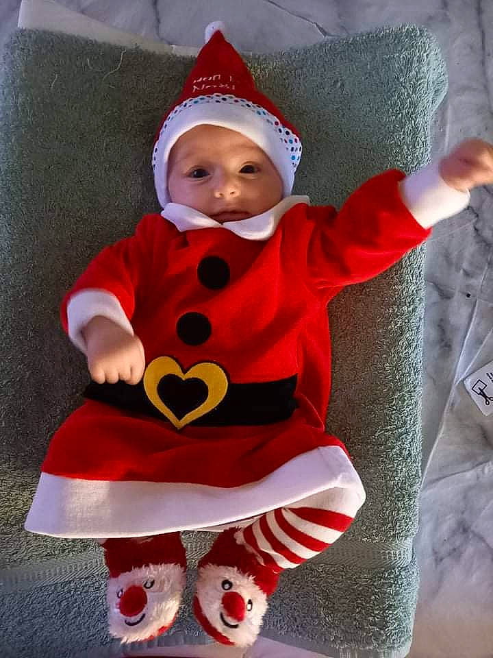 Letty a rejoint le concours — aidez-le/la à gagner de superbes lots ! baby, baby_toddler_clothing, cap, carmine, christmas, christmas_eve, costume_hat, event, fictional_character, fur, hat, headgear, headwear, holiday, lap, pattern, person, red, santa_claus, sleeve