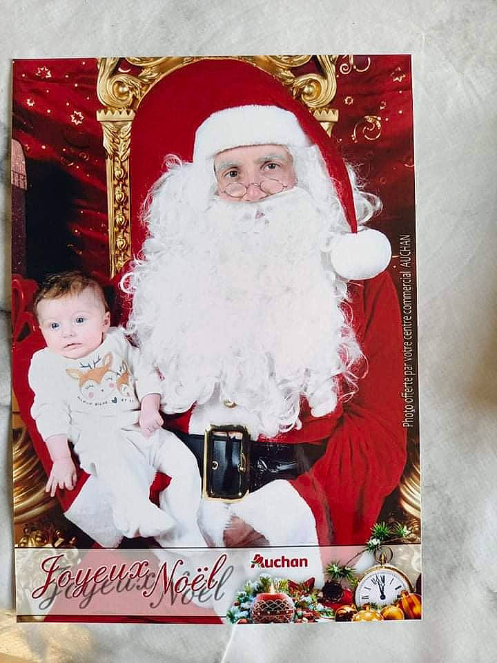 Letty a rejoint le concours — aidez-le/la à gagner de superbes lots ! art, beard, christmas, christmas_eve, event, facial_hair, fictional_character, happy, head, holiday, interior_design, lap, person, rectangle, santa_claus, sleeve, toddler, winter