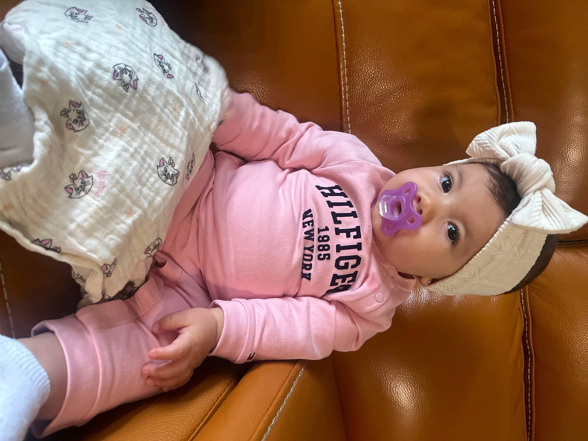 Shelby a rejoint le concours — aidez-le/la à gagner de superbes lots ! abdomen, baby, baby_products, baby_sleeping, baby_toddler_clothing, child, comfort, eyelash, flooring, happy, hat, headwear, peach, person, pink, room, sitting, skin, sleeve, smile