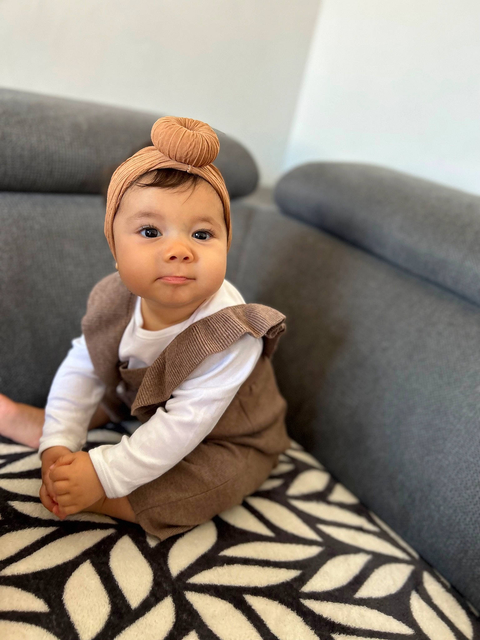 Shelby a rejoint le concours — aidez-le/la à gagner de superbes lots ! baby, baby_toddler_clothing, cap, carpet, cheek, child, comfort, couch, fashion_accessory, flooring, fur, hardwood, headwear, linens, person, room, sitting, sleeve, thumb, toddler