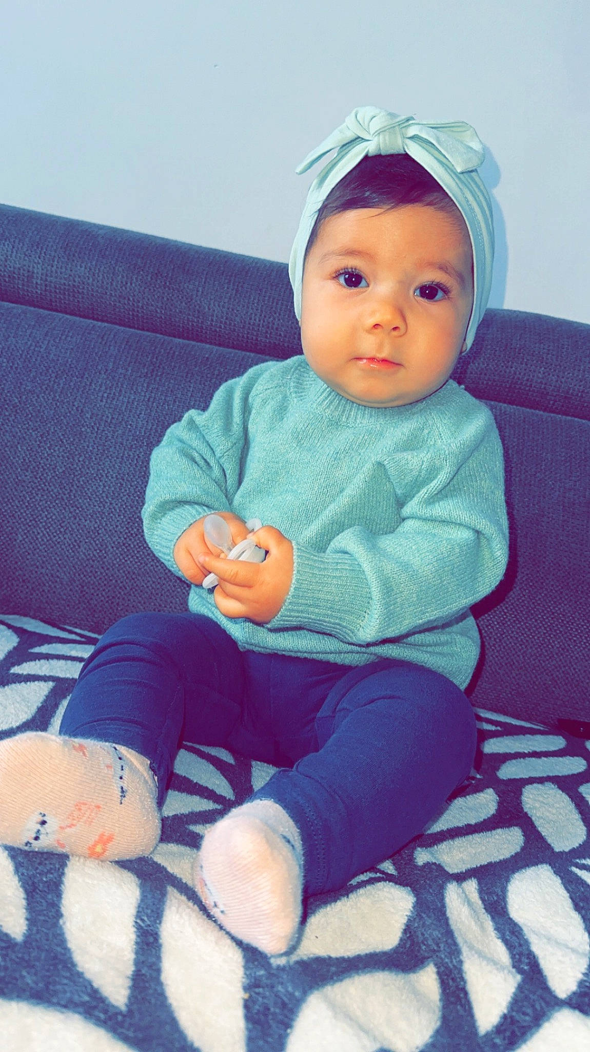 Shelby a rejoint le concours — aidez-le/la à gagner de superbes lots ! arm, baby, baby_toddler_clothing, blue, cap, cheek, child, comfort, eye, face, hairstyle, head, headwear, human_body, knee, lap, person, skin, sleeve, sock
