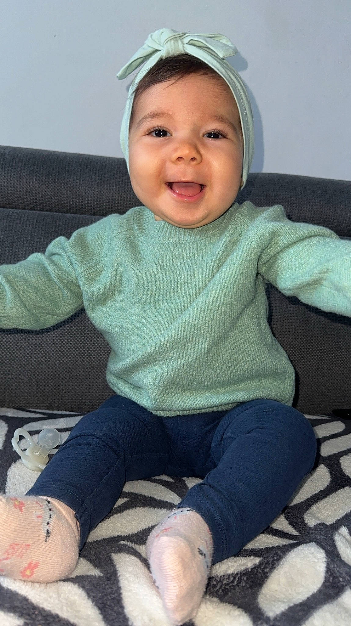 Shelby participe au concours pour gagner de l'argent avec cette photo : baby, baby_toddler_clothing, cap, cheek, clothing, comfort, cool, eye, face, hair, happy, head, headwear, joy, knee, person, skin, sleeve, smile, sock