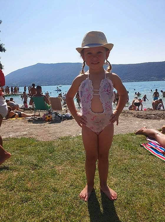 Inaya participe au concours pour gagner de l'argent avec cette photo : beach, brassiere, chest, eyewear, fedora, fun, hat, headwear, joy, leisure, lingerie_top, people_on_beach, person, sky, smile, sun_hat, swimsuit_top, swimwear, thigh, travel