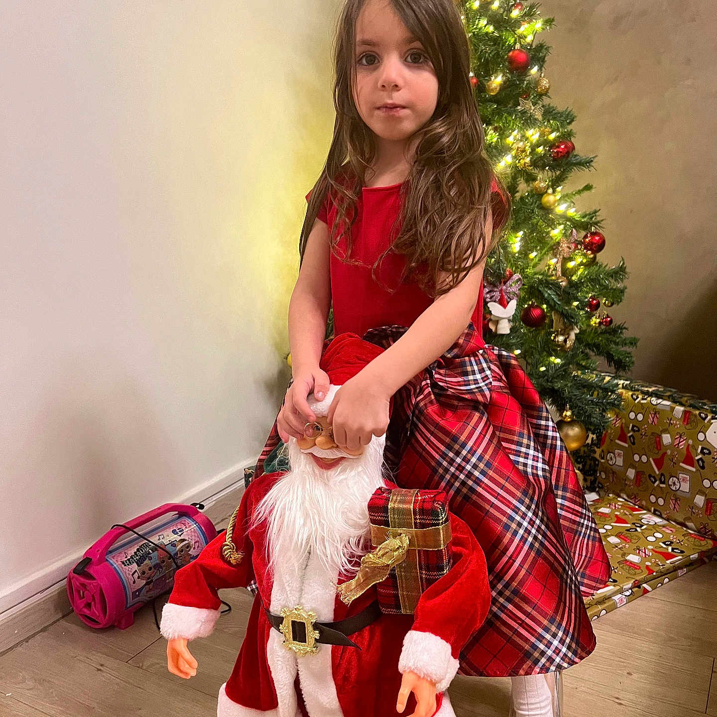 Lucie participe au concours pour gagner de l'argent avec cette photo : christmas, christmasdecorations, christmastree, christmastreeornaments, clothing, face, female, festival, footwear, girl, head, highheel, person, santaclaus, shoe, skirt, teen