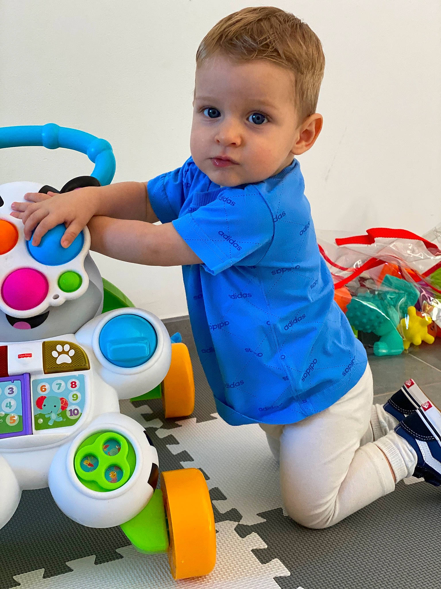 Tiago a rejoint le concours — aidez-le/la à gagner de superbes lots ! baby, baby_playing_with_toys, baby_toys, child, learning, musical_instrument, person, play, playset, toddler, toy