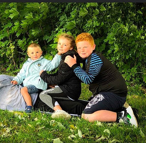 Sabrina participe au concours pour gagner de l'argent avec cette photo : botany, child, family, fun, grass, lawn, leisure, people, people_in_nature, person, photography, plant, play, recreation, sitting, smile, team, tree, vacation