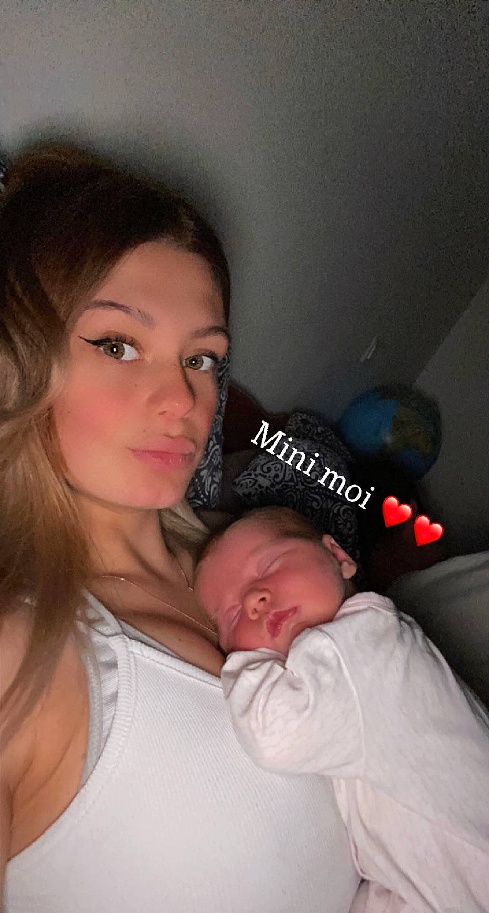 Shelsy a rejoint le concours — aidez-le/la à gagner de superbes lots ! baby, cheek, chin, comfort, couch, ear, eye, eyelash, face, finger, flash_photography, gesture, happy, head, interaction, iris, lip, mouth, nose, person