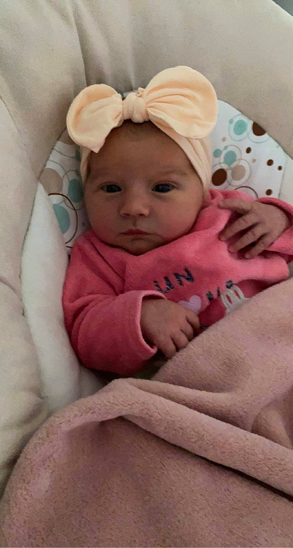 Shelsy participe au concours pour gagner de l'argent avec cette photo : baby, baby_products, baby_sleeping, baby_toddler_clothing, cap, cheek, child, comfort, eye, eyebrow, face, fashion_accessory, happy, headwear, linens, lip, person, pink, sitting, skin