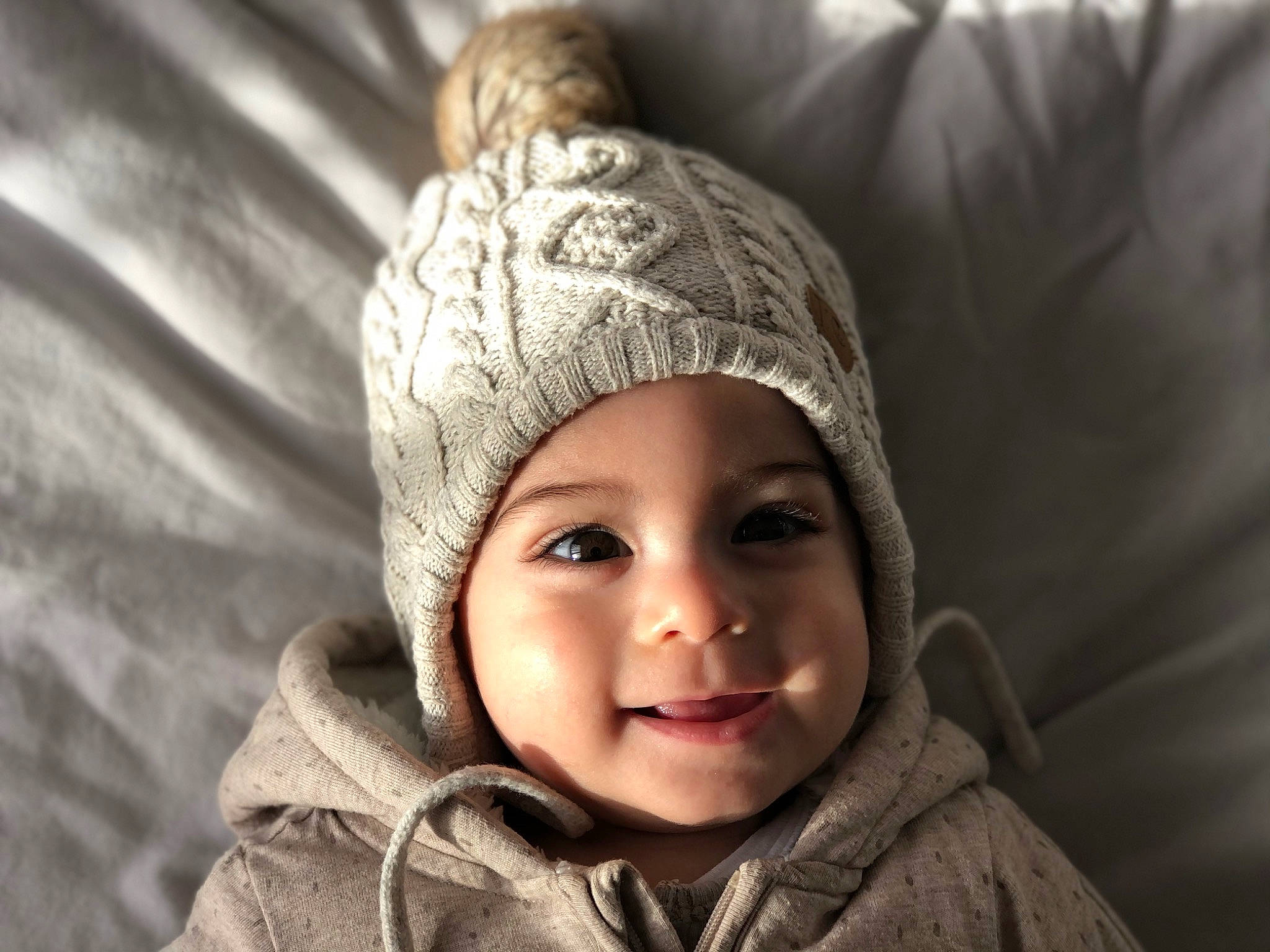 Adam participe au concours pour gagner de l'argent avec cette photo : cap, close_up, eye, face, flash_photography, fun, happy, headwear, hood, iris, jacket, joy, knit_cap, landscape, lip, nose, outerwear, person, smile, textile