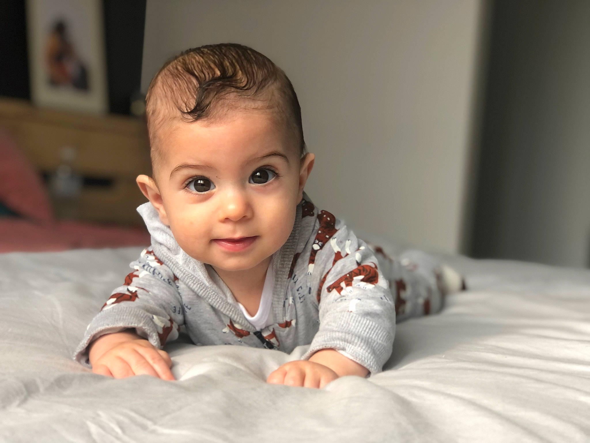 Adam participe au concours pour gagner de l'argent avec cette photo : baby, cheek, chin, comfort, eye, eyebrow, flash_photography, floor, flooring, hair, hairstyle, happy, head, iris, nose, person, sleeve, smile, toddler, tummy_time