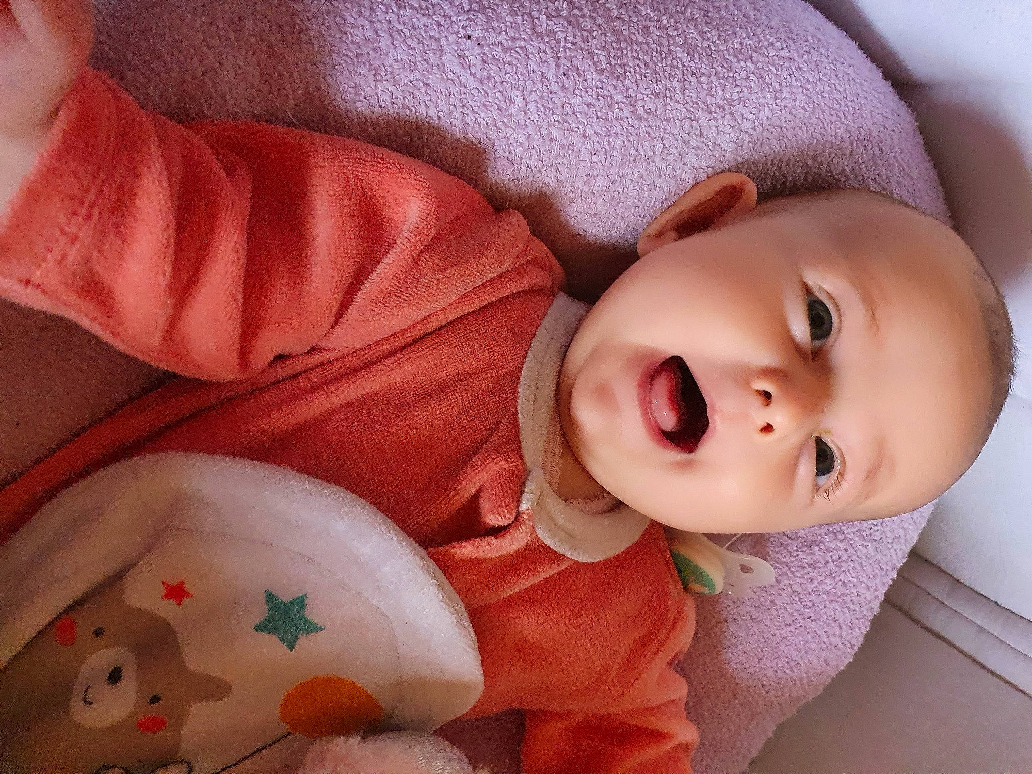 Chloé participe au concours pour gagner de l'argent avec cette photo : arm, baby_toddler_clothing, cheek, chin, comfort, eyebrow, eyelash, hand, head, human, human_body, lip, mouth, neck, nose, organ, outerwear, person, product, skin