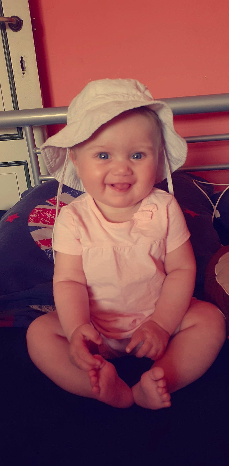 Noélia participe au concours pour gagner de l'argent avec cette photo : baby, blond, cheek, child, chin, eye, face, facial_expression, fashion_accessory, hat, head, headgear, headwear, joy, leg, lip, person, pink, sitting, skin