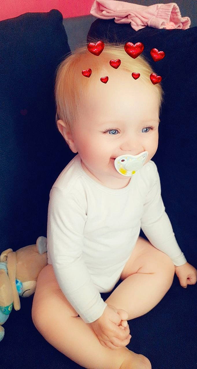 Noélia a rejoint le concours — aidez-le/la à gagner de superbes lots ! baby, cheek, child, finger, lip, person, pink, play, skin, toddler, toy