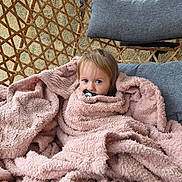 Lou participe au concours pour gagner de l'argent avec cette photo : toddler, child, blanket, pink_blanket, pacifier, woven_chair, outdoor, curious_eyes, cozy, soft_texture, cushion, furniture, cute, portrait, wrapped_up, young_child, relaxing, comfort, baby, seat