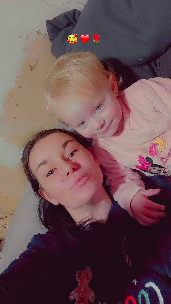 Inès a rejoint le concours — aidez-le/la à gagner de superbes lots ! baby, baby_toddler_clothing, cheek, child, comfort, cool, face, fun, gesture, happy, iris, joy, lap, laugh, love, person, pink, selfie, sitting, skin