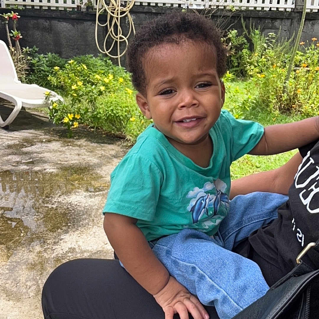 Curtis a rejoint le concours — aidez-le/la à gagner de superbes lots ! backyard, child, clothing, face, female, fence, girl, grass, head, nature, outdoors, pants, park, person, photography, plant, portrait, pottedplant, summer, yard