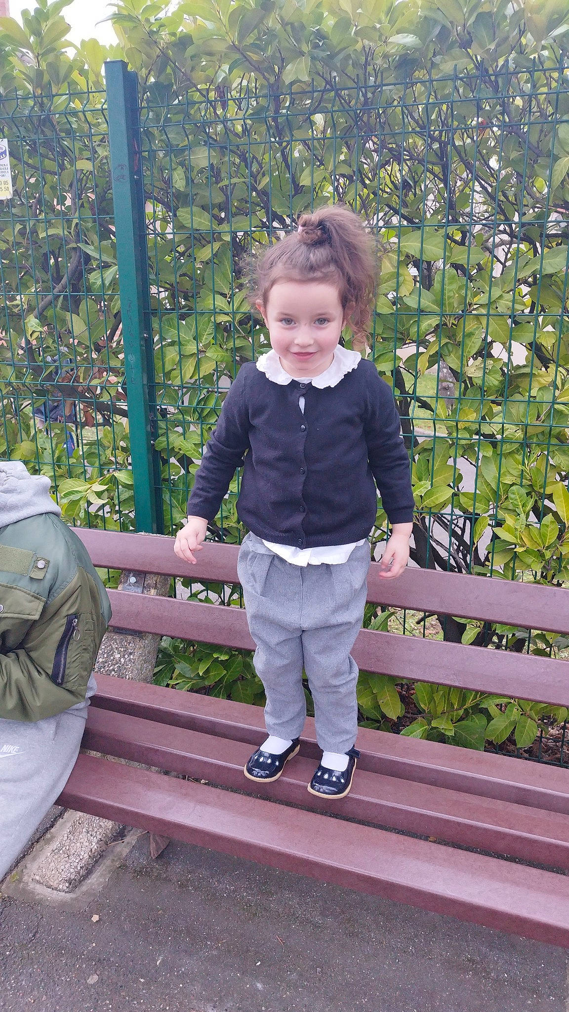 Assya participe au concours pour gagner de l'argent avec cette photo : baby_toddler_clothing, botany, child, fence, fun, grass, happy, joy, leaf, leisure, pattern, people_in_nature, person, plant, purple, smile, spring, stairs, standing, toddler