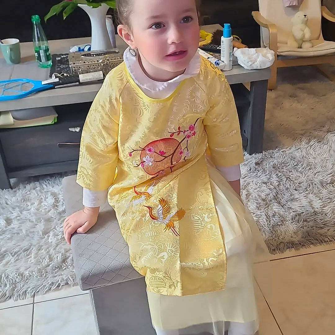 Assya participe au concours pour gagner de l'argent avec cette photo : baby, baby_toddler_clothing, chair, child, face, fashion_design, fun, fur, hair, happy, head, headwear, linens, pattern, person, room, sitting, sleeve, sportswear, t_shirt