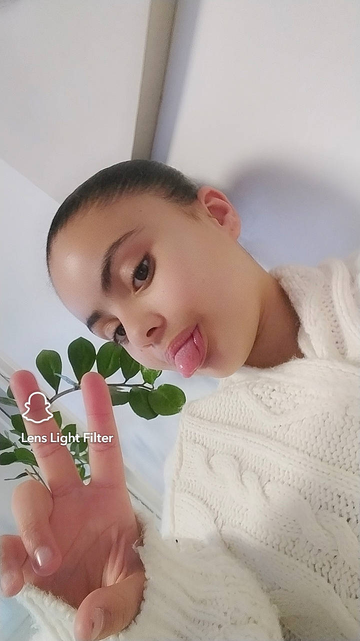 Lahna participe au concours pour gagner de l'argent avec cette photo : baby, child, eyebrow, eyelash, finger, gesture, happy, linens, lip, mouth, nail, natural_foods, nose, pattern, person, plant, skin, sleeve, smile, thumb