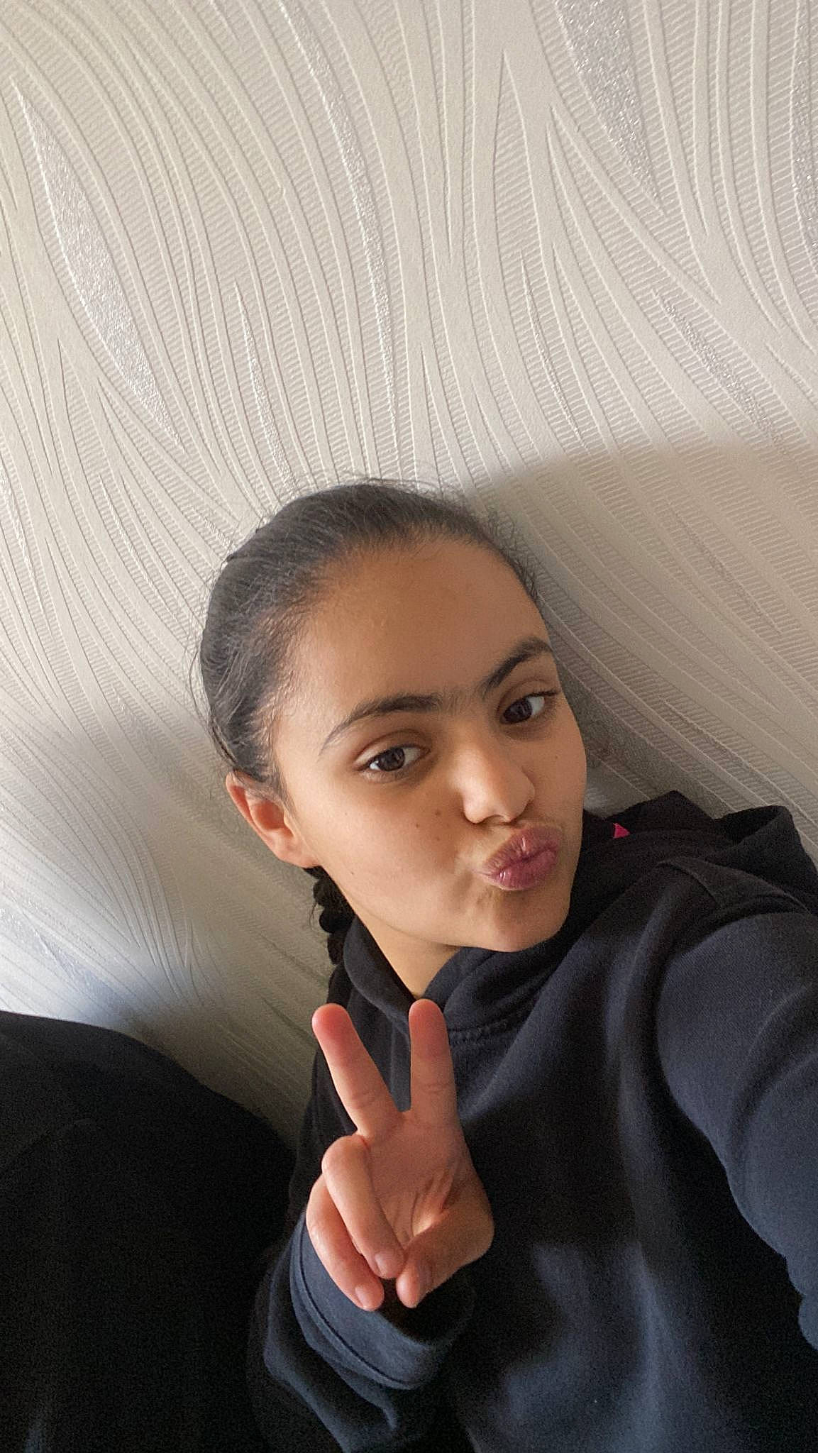 Lahna a rejoint le concours — aidez-le/la à gagner de superbes lots ! black_hair, cheek, chin, comfort, cool, eyebrow, eyelash, fashion_design, flash_photography, forehead, gesture, happy, lip, long_hair, mouth, neck, nose, person, shoulder, skin