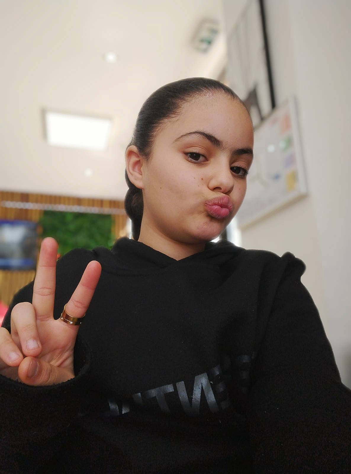 Lahna a rejoint le concours — aidez-le/la à gagner de superbes lots ! black_hair, bun, croydon_facelift, event, eyelash, eyewear, fashion_accessory, fashion_design, fashion_model, formal_wear, fur, gesture, jewellery, makeover, person, sign_language, sleeve, thumb, v_sign, waist