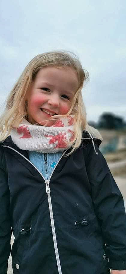 Chloé a rejoint le concours — aidez-le/la à gagner de superbes lots ! blond, child, eye, face, fun, gesture, grass, hair, happy, head, iris, jacket, joy, lip, outerwear, person, skin, sky, sleeve, smile