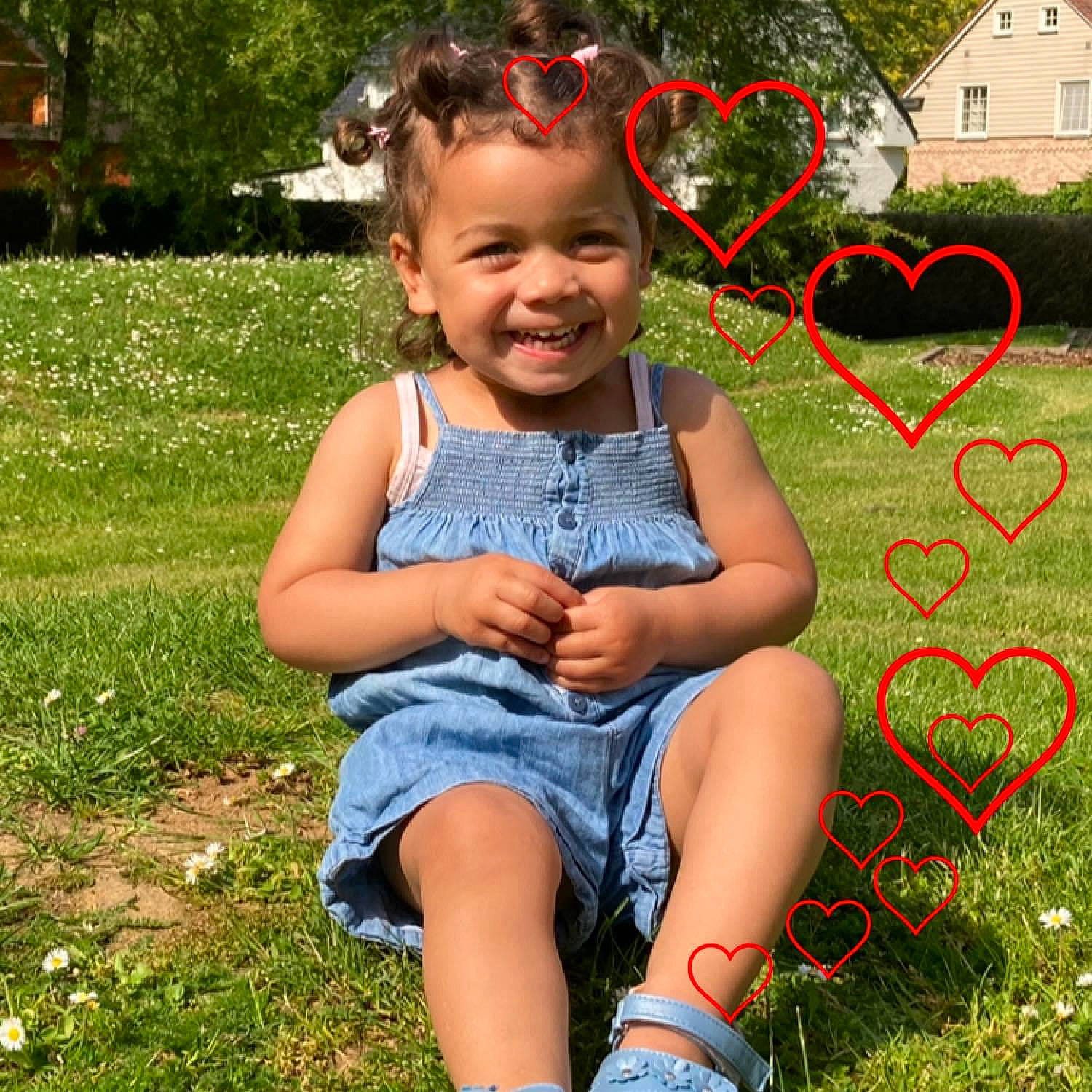 Shayna a rejoint le concours — aidez-le/la à gagner de superbes lots ! baby_toddler_clothing, botany, child, facial_expression, fun, grass, hair, happy, head, human_body, joy, leaf, organ, people_in_nature, person, photograph, pink, plant, smile, summer