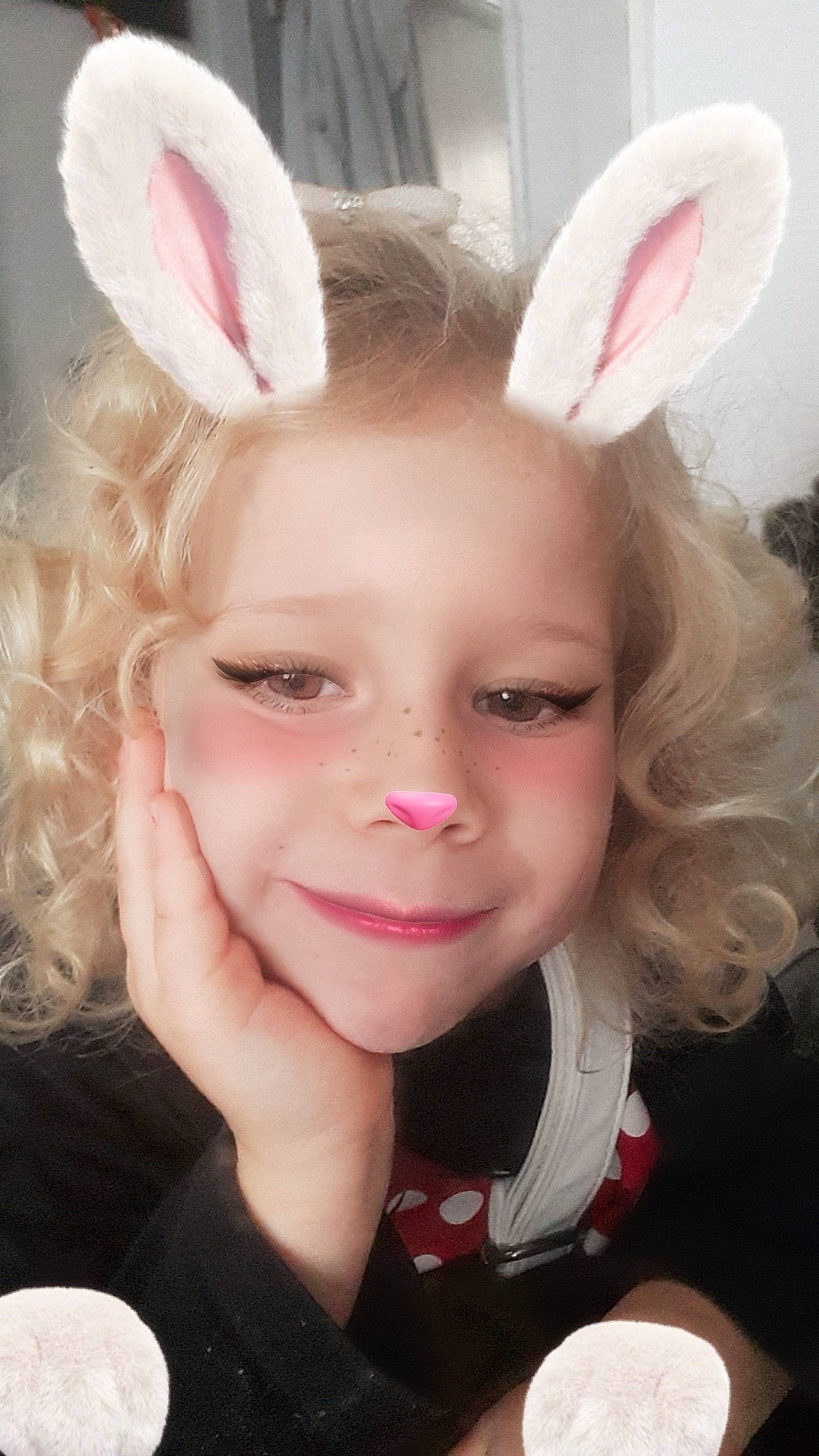 Lally a rejoint le concours — aidez-le/la à gagner de superbes lots ! brown_hair, cheek, ear, easter_bunny, eye, eyebrow, face, hair, head, human_body, lip, long_hair, nose, organ, person, pink, rabbit, rabbits_and_hares, skin, smile