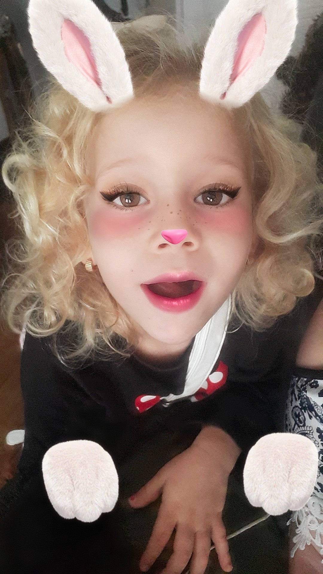 Lally a rejoint le concours — aidez-le/la à gagner de superbes lots ! cheek, ear, easter_bunny, eye, eyebrow, eyelash, fawn, hair, human_body, lip, nose, organ, person, pink, rabbit, skin, toddler