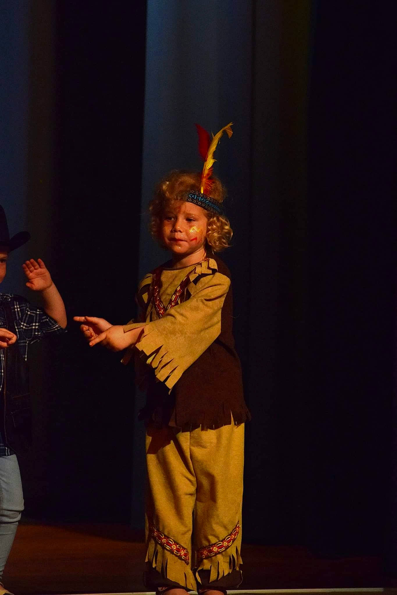 Lally a rejoint le concours — aidez-le/la à gagner de superbes lots ! dance, drama, event, fashion, performance, performance_art, performing_arts, person, stage, talent_show