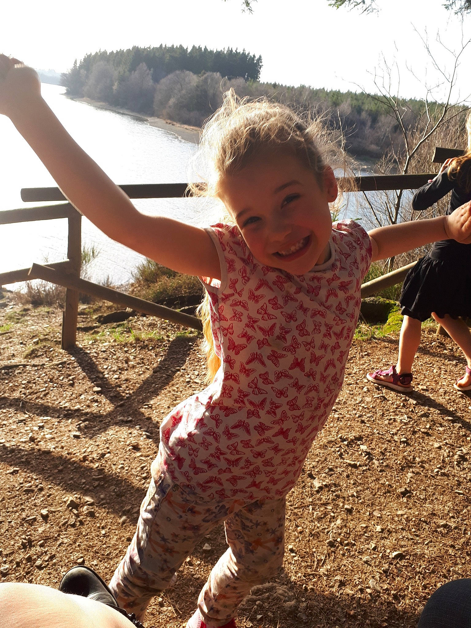 Mona a rejoint le concours — aidez-le/la à gagner de superbes lots ! child, fun, girl, joy, person, play, recreation, sand, summer, toddler, tree, vacation