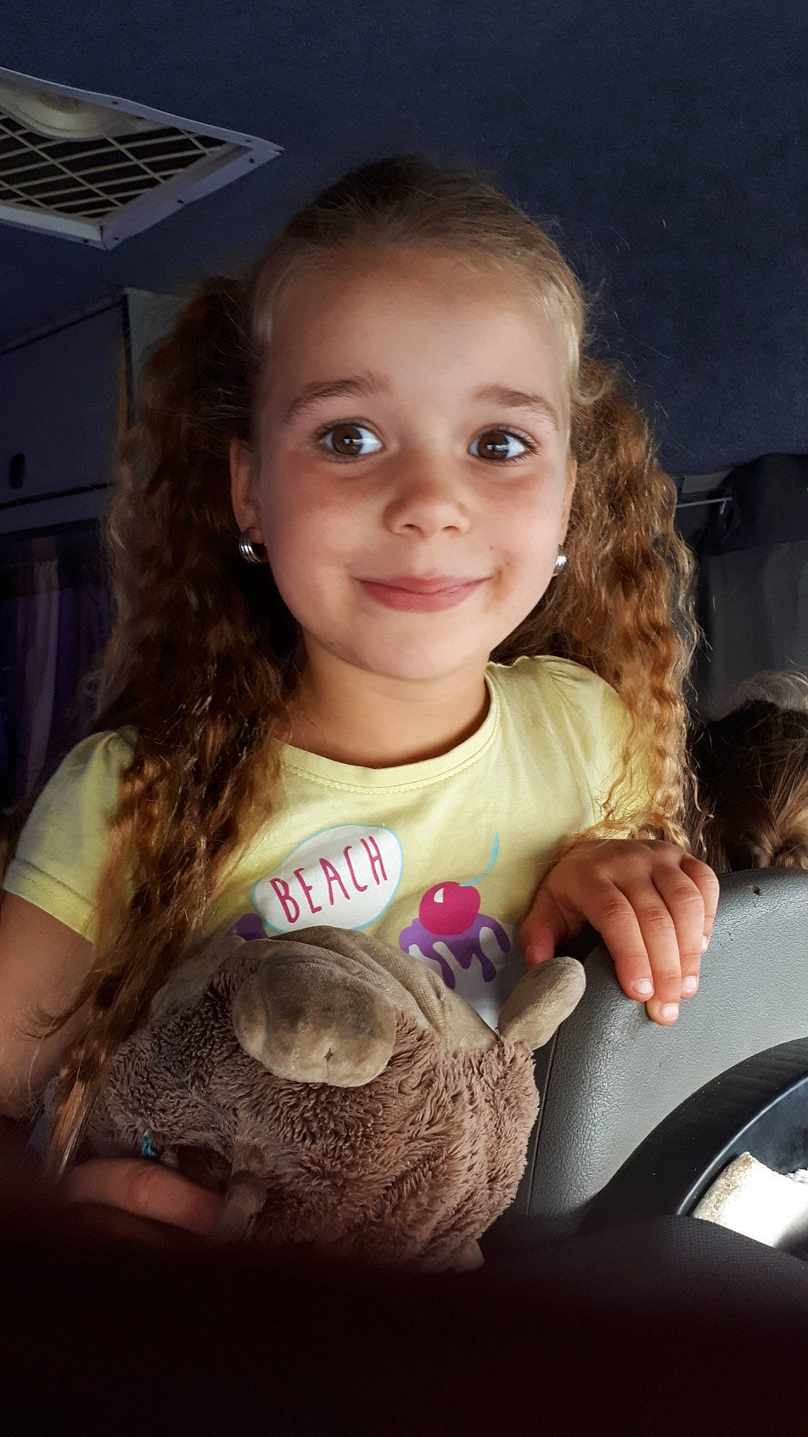 Mona a rejoint le concours — aidez-le/la à gagner de superbes lots ! beauty, cheek, child, emotion, eye, face, fun, girl, hair, hairstyle, head, human, human_hair_color, joy, mouth, nose, person, sitting, skin, smile