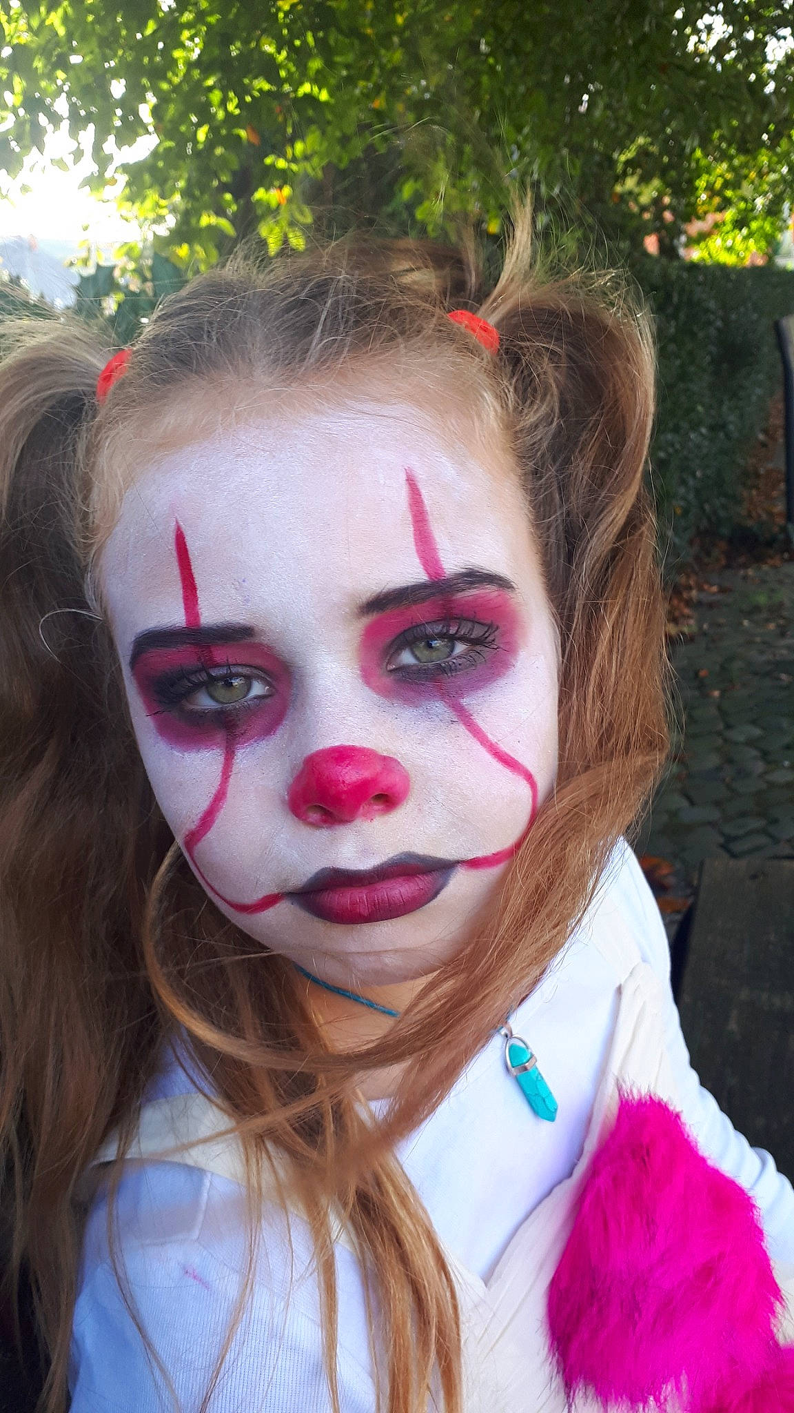 Léa a rejoint le concours — aidez-le/la à gagner de superbes lots ! clown, face, fictional_character, head, lip, nose, performing_arts, person, smile