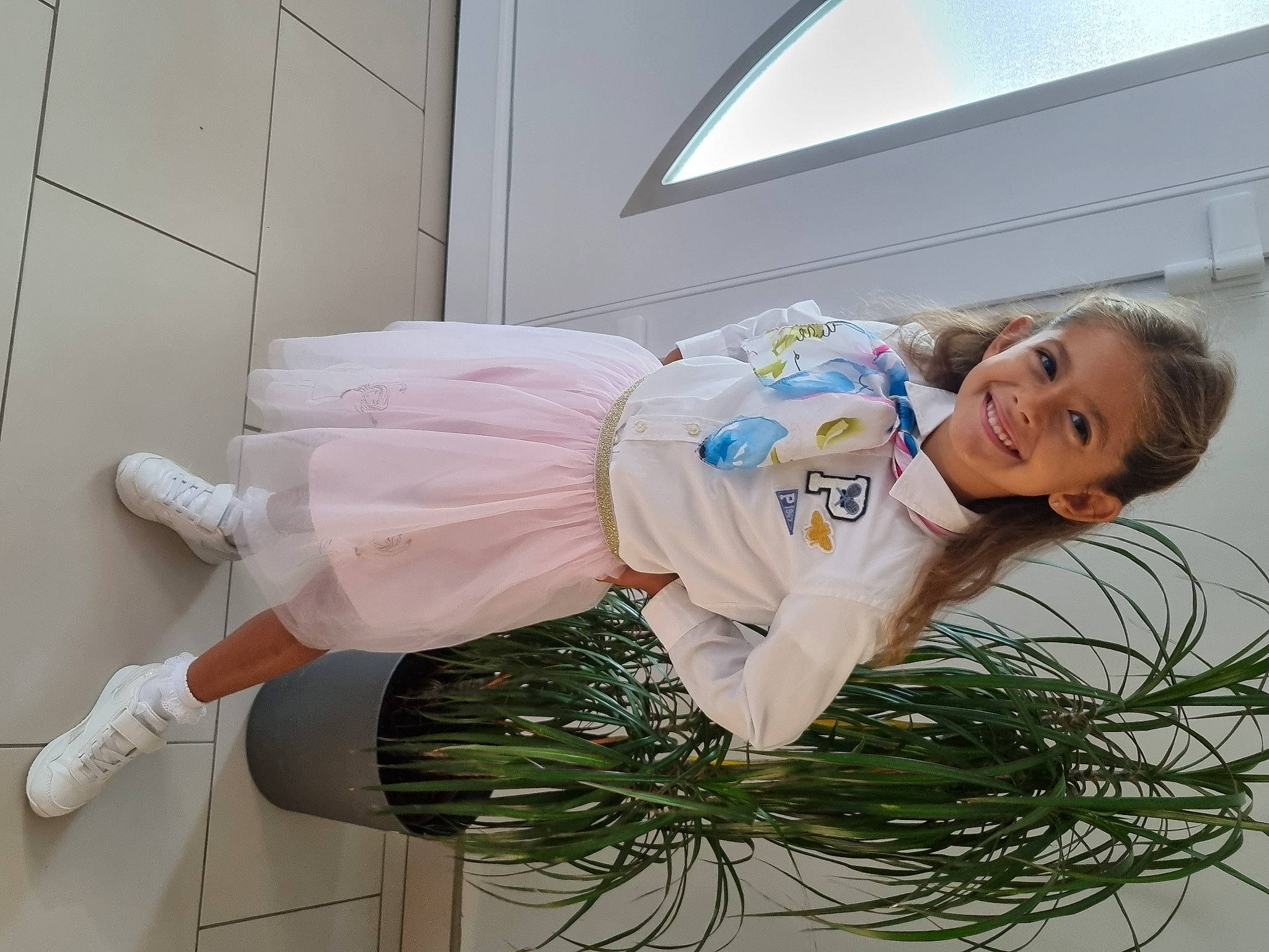 Peyton participe au concours pour gagner de l'argent avec cette photo : cosplay, costume, event, fashion_design, floral_design, floristry, flower_arranging, fun, happy, herb, human_leg, joy, person, plant, room, smile, thigh