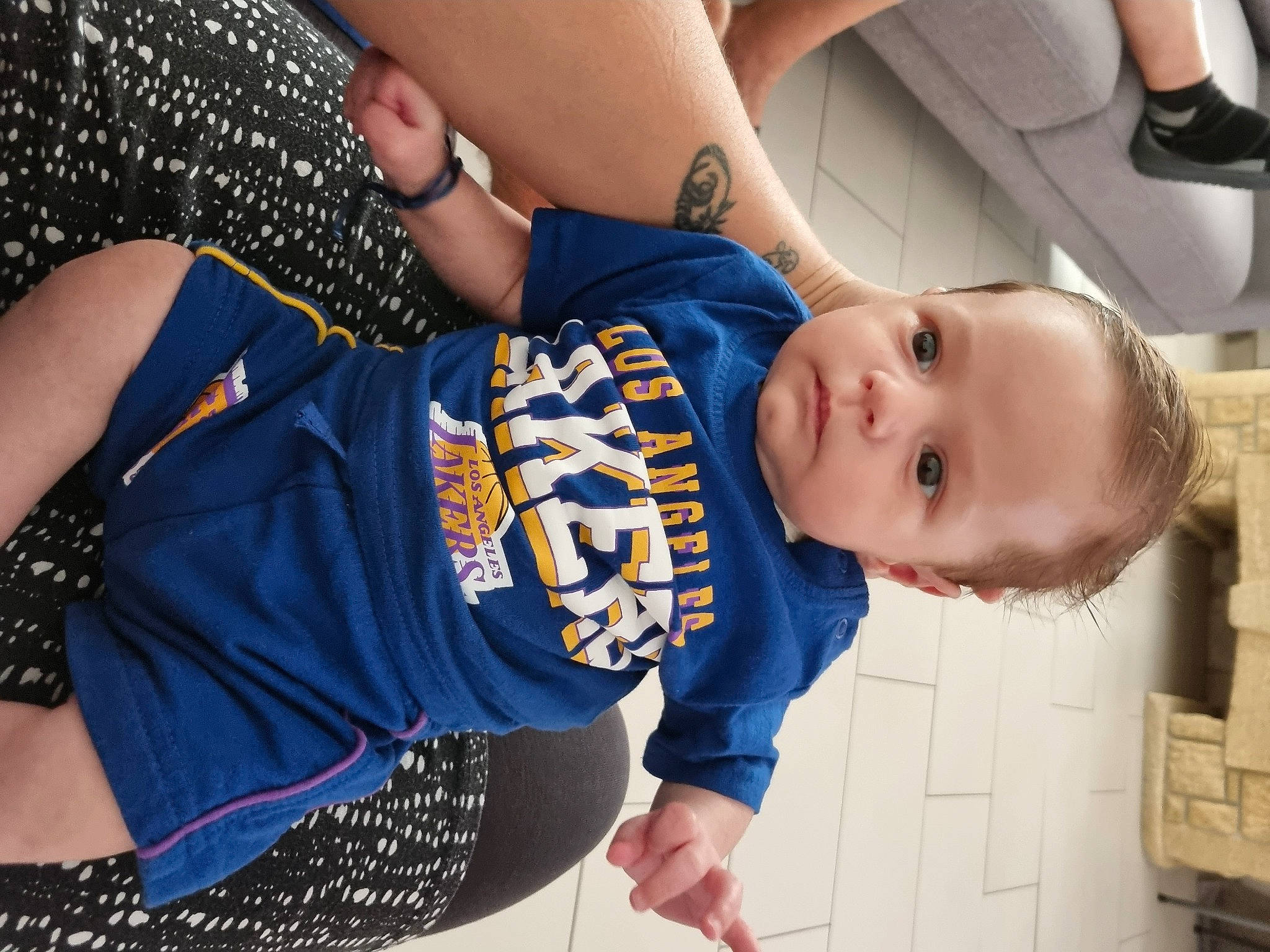 Sowen participe au concours pour gagner de l'argent avec cette photo : baby, chest, child, cool, elbow, electric_blue, eyewear, finger, fun, gesture, hairstyle, hand, happy, joint, leisure, person, sleeve, sunglasses, thigh, toddler