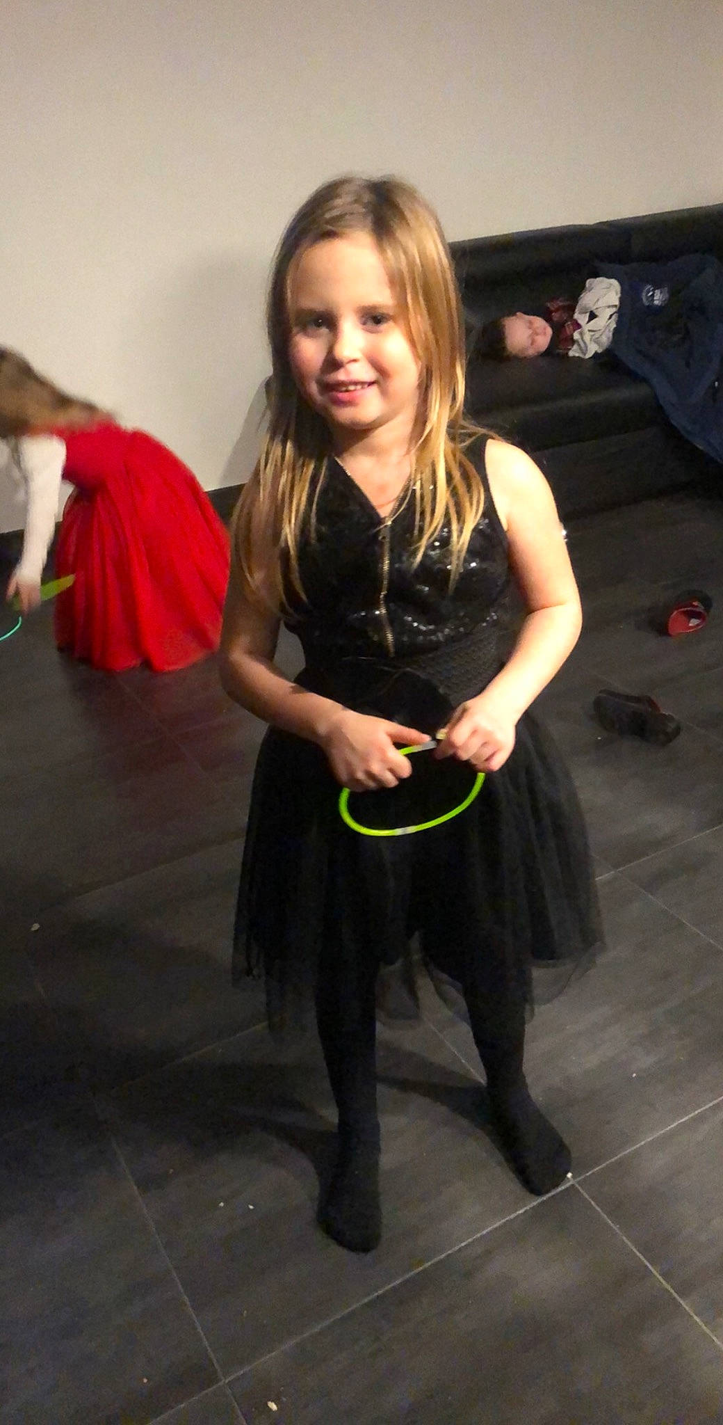 Hailley participe au concours pour gagner de l'argent avec cette photo : clothing, cosplay, costume, dress, footwear, joy, long_hair, person, smile, tights