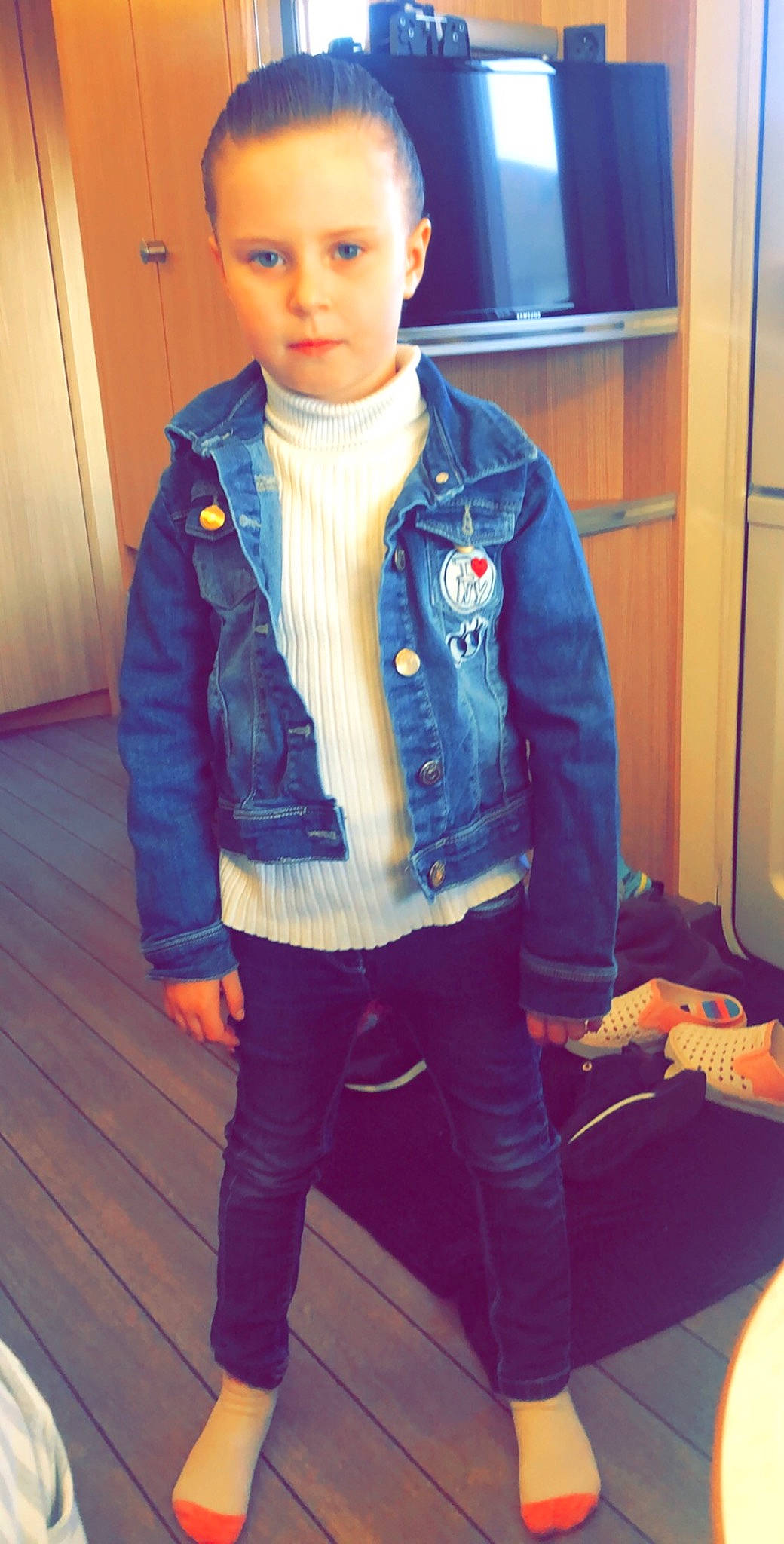 Hailley a rejoint le concours — aidez-le/la à gagner de superbes lots ! blond, blue, cheek, child, child_model, clothing, cool, denim, electric_blue, jacket, jeans, outerwear, person, shoe, sleeve, standing, textile, toddler, trousers